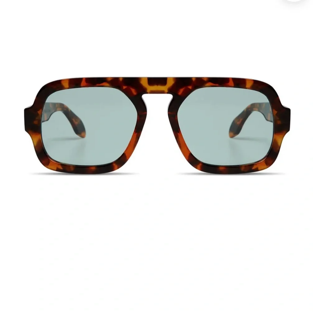 Elisa Johnson Tortoise Shell glasses - Picture 2 of 3